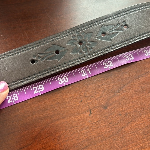 Genuine leather size small belt tooled with l.e.i. On buckle & on return loop. - Picture 9 of 12